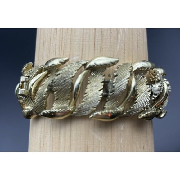 Vintage Lisner Gold Tone Leaf Link Bracelet 7x.75" Textured Feather Foldover - Picture 1 of 15